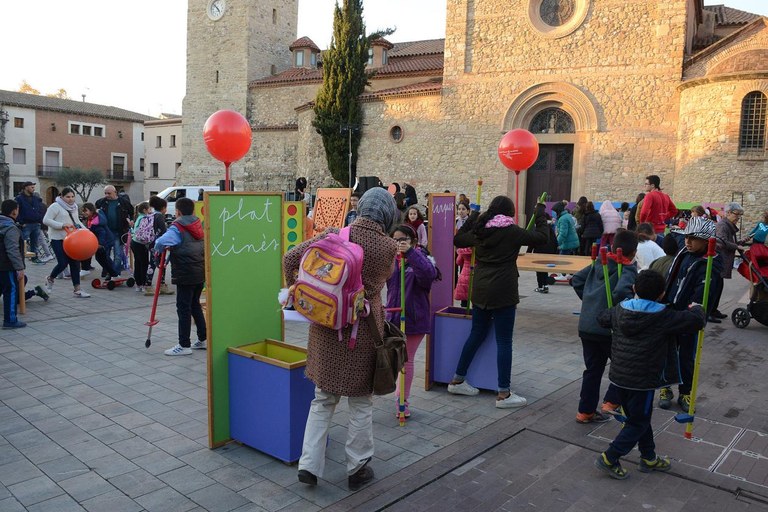 La plaça del Doctor Guardiet s'ha omplert de canalla i les seves famílies (foto: Localpres)
