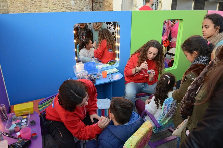 Una de les activitats ha estat un taller de maquillatge (foto: Localpres)