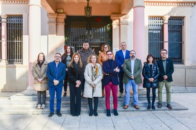 La consellera amb l'alcaldessa i els portaveus municipals a la porta de l'Ajuntament (foto: Ajuntament de Rubí - Localpres).