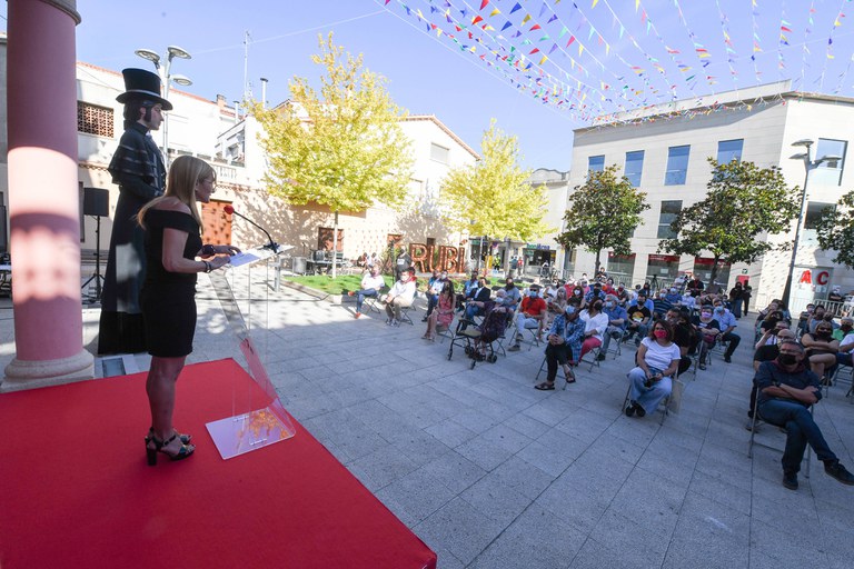 L'acte s'ha fet a la plaça, que s'ha tancat per a l'ocasió (foto: Ajuntament de Rubí - Localpres)
