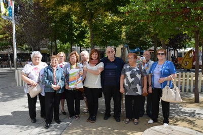 La regidora Marta García acompanyada de membres del Consell Consultiu de la Gent Gran.