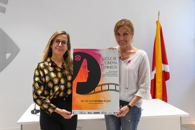 L’alcaldessa i la regidora d’Igualtat amb el cartell de cicle  (foto: Ajuntament de Rubí - Localpres).