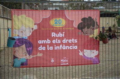 Molts centres educatius i equipaments municipals llueixen lemes per commemorar  el  Dia Universal dels Drets de la Infància (foto: Ajuntament de Rubí – Lali Puig).