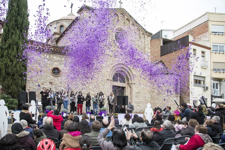 Confeti lila al final del manifest (foto: Ajuntament - Lali Puig)
