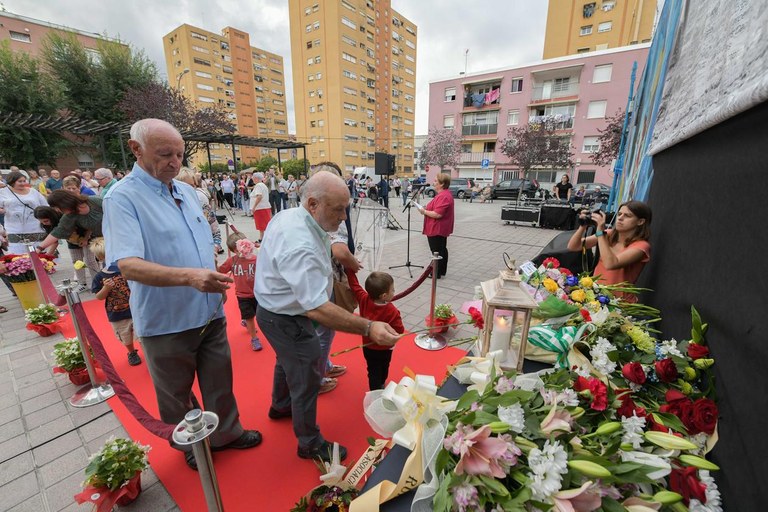 Partits polítics, entitats i ciutadania a títol individual també han homenatjat les víctimes (foto: Ajuntament - Localpres)