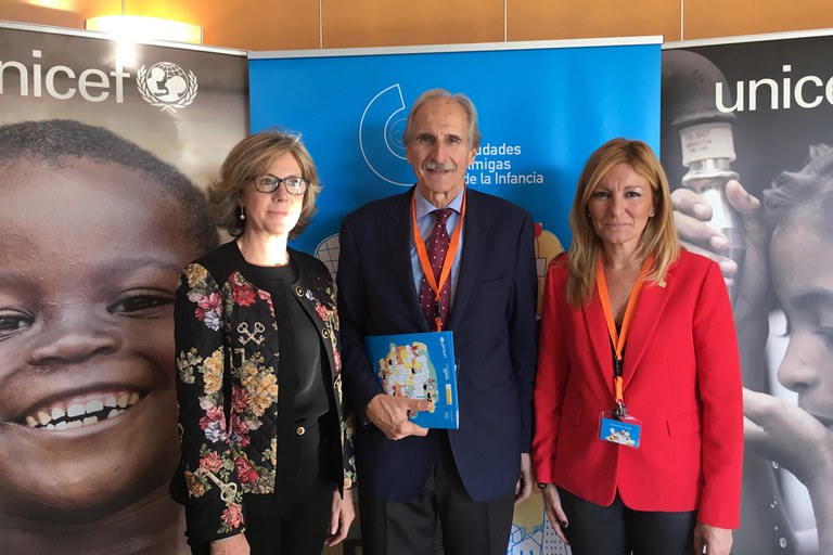 L'alcaldessa, amb la presidenta d'UNICEF Catalunya i el president d'UNICEF España