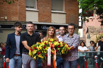 L'alcaldessa i els i les portaveus dels grups municipals, fent l'ofrena floral de l'Ajuntament (foto: Ajuntament de Rubí - Localpres).