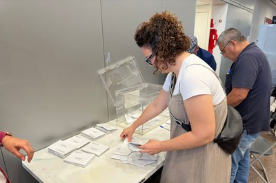 Recompte de vots al col·legi de la Biblioteca (foto: Ajuntament de Rubí - Localpres).