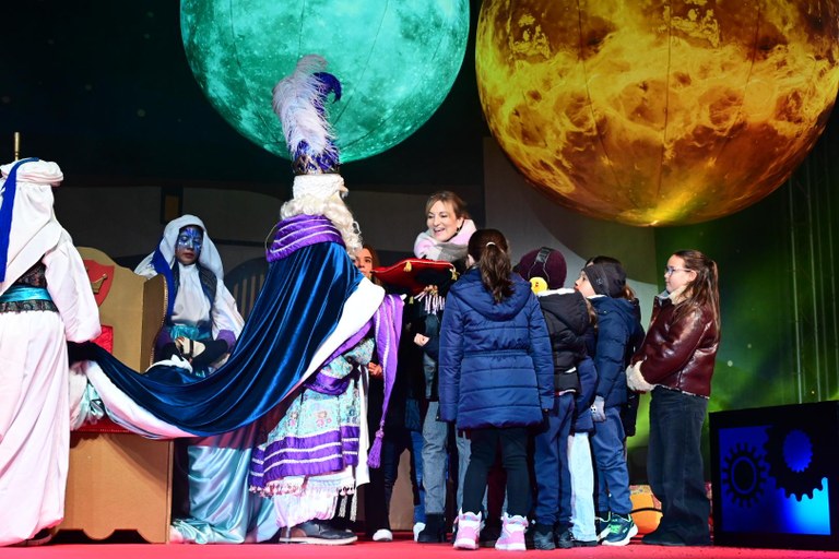 Nens i nenes triats per sorteig han participat a l'arribada de Ses Majestats (foto: Ajuntament de Rubí - Localpres)