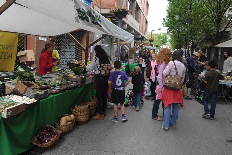 Al passeig de Francesc Macià s'hi van ubicar les parades del Mercat Ecològic del Vallès i els comerços i restaurants ecològics de Rubí (foto: Localpres)