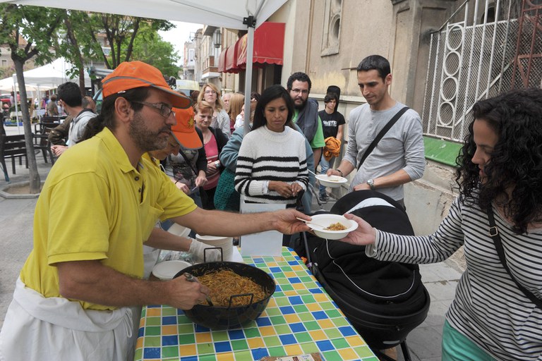 Durant la Fira del Dia de la Terra es van repartir 200 racions de fideuà cuinada amb ECObrasa (foto: Localpres)