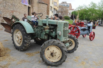 La plaça del Doctor Guardiet va ser l'escenari d'una mostra de maquinària agrícola (foto: Localpres)