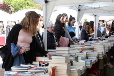 La pl. Doctor Guardiet ha acollit les parades dels llibreters locals (foto: Ajuntament – Lali Puig)