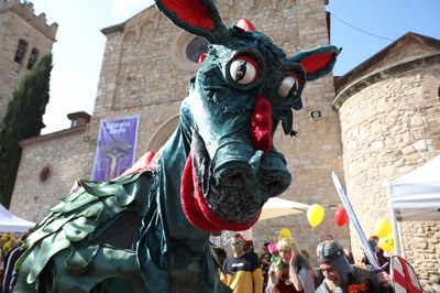 L'espectacle itinerant "El baladrer Sant Jordi" ha recorregut part de l'illa de vianants (foto: Ajuntament – Lali Puig)
