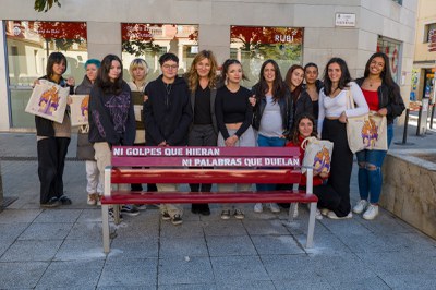 L’alcaldessa amb les alumnes d’edRa davant del banc vermell   (foto: Ajuntament de Rubí - Localpres).