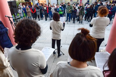 Un moment de la lectura del manifest (foto. Ajuntament de Rubí – Localpres).