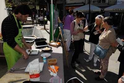 El taller de cuina "De l’hort a taula" ha permès conèixer com treure el màxim profit a les verdures de l’hort (foto: Localpres)