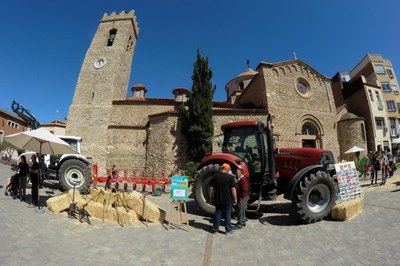 La plaça del Doctor Guardiet ha acollit una mostra de maquinària agrícola (foto: Localpres)