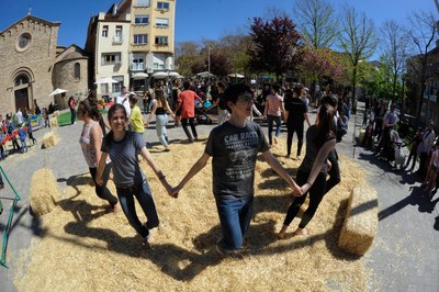 L'Esbart Dansaire ha proposat als assistents a la fira "Ballar de peus a terra" (foto: Localpres)