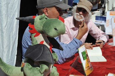 Els autors locals han signat llibres durant la jornada (foto: Localpres)