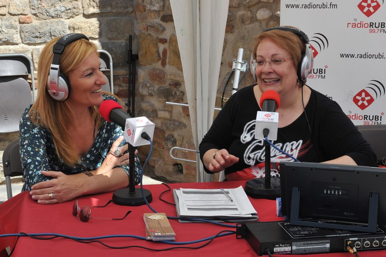L'alcaldessa ha passat per l'estand de Ràdio Rubí (foto: Localpres)