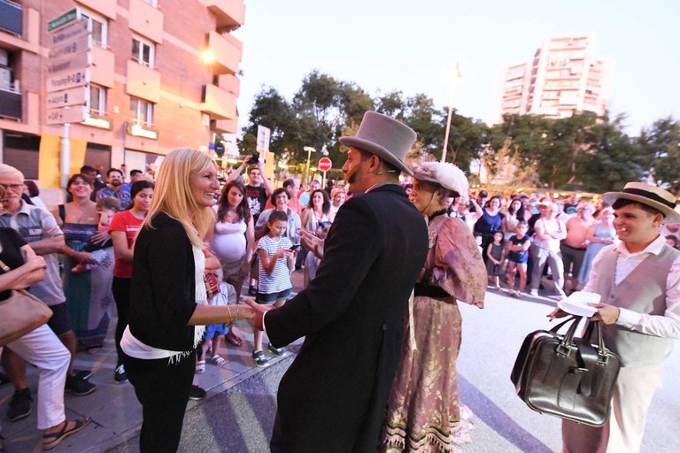 L'alcaldessa, amb els personatges històrics (foto: Ajuntament de Rubí - Localpres)