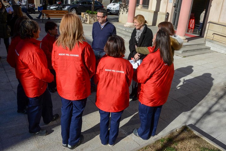 Martínez i Güeto, conversant amb les agents pel civisme (foto: Localpres)