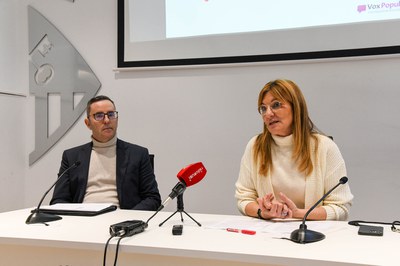L’alcaldessa, Ana María Martínez Martínez, i el gerent de Vox Populi Recerca, Jordi Palau Perearnau (foto: Ajuntament de Rubí – Localpres).