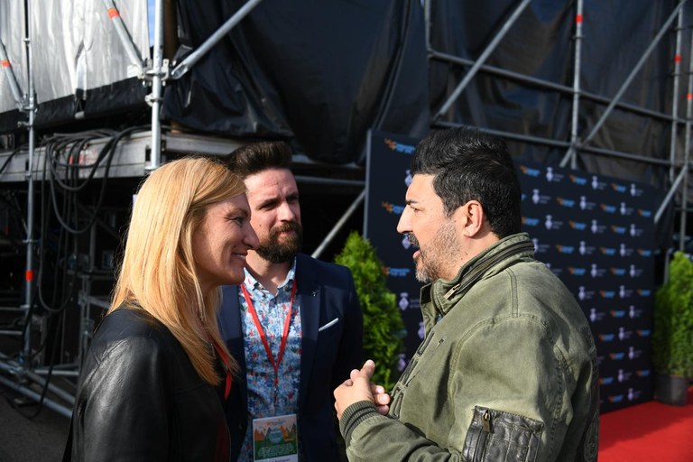 L'alcaldessa i el regidor de Cultura amb el presentador Tony Aguilar (foto: Localpres)