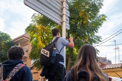 Alumnes de l’Escola Montserrat, instal·lant els tubs de difusió (foto: Ajuntament de Rubí – Localpres).