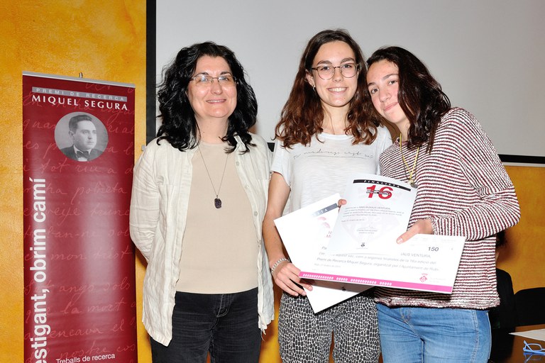 Dàlia Sánchez i Aina Buxaus, de l’Institut Duc de Montblanc, han estat reconegudes com a segones finalistes (foto: Localpres)