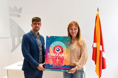 L'alcaldessa i el regidor, amb el cartell del RRandom 2023 (foto: Ajuntament de Rubí - Localpres).