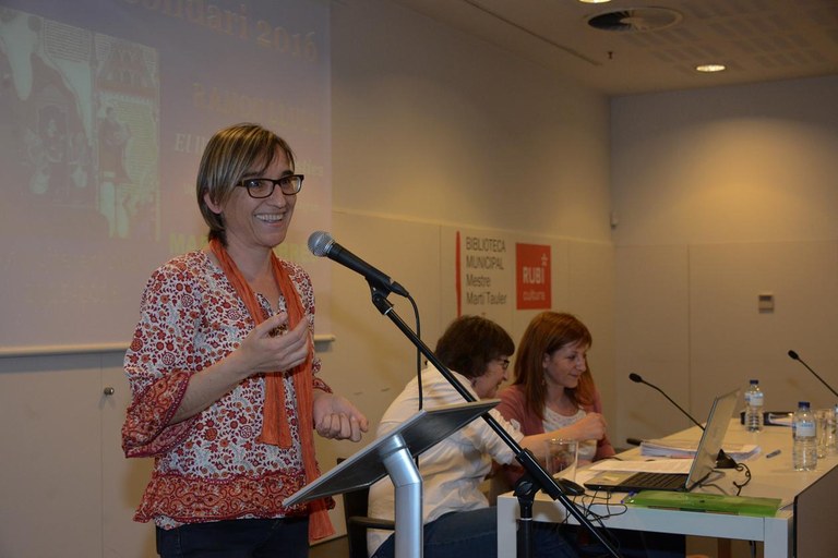 Maribel Tarrés, professora de l’INS L’Estatut, ha estat l’encarregada de dictar el fragment escollit del "Llibre de les bèsties" (foto: Localpres)