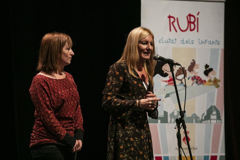 Ana María Martínez, acompanyada de Marta García, han presidit el plenari (foto: Ajuntament – Lali Puig)