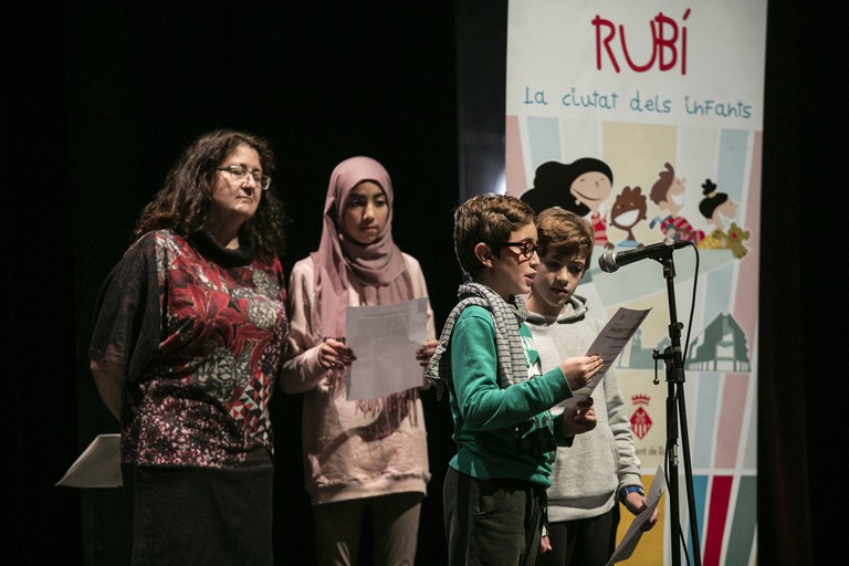 Durant l'acte també s'ha llegit el manifest del Dia Universal dels Drets de la Infància (foto: Ajuntament – Lali Puig)