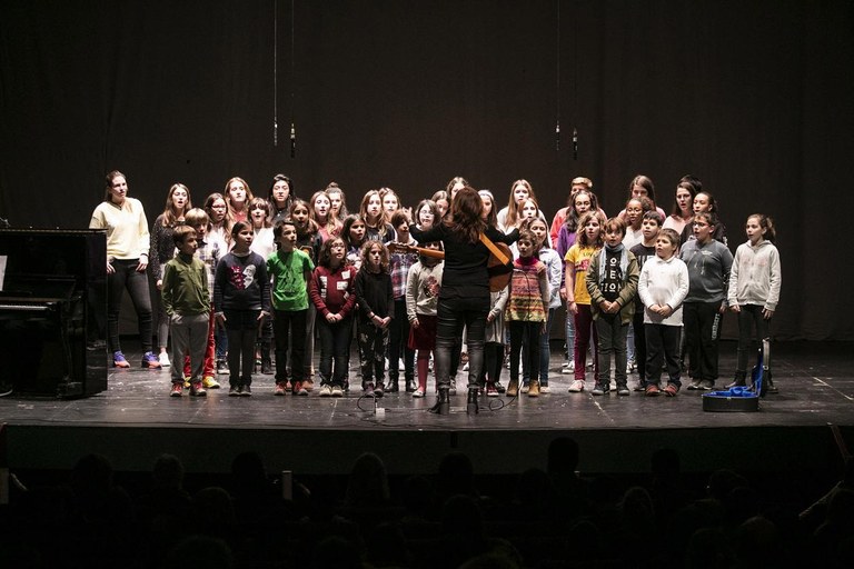 Els integrants de les corals han interpretat tres peces musicals (foto: Ajuntament – Lali Puig)