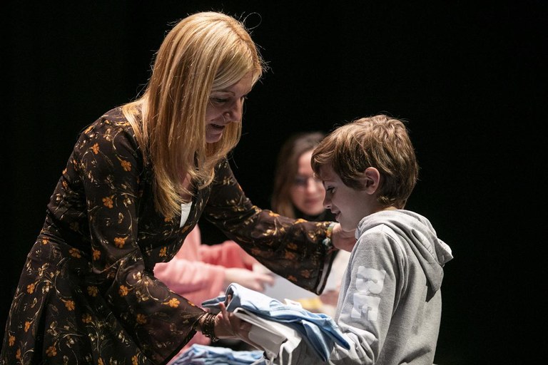 L'alcaldessa ha lliurat un diploma, una llibreta i una samarreta als nous consellers i conselleres (foto: Ajuntament – Lali Puig)