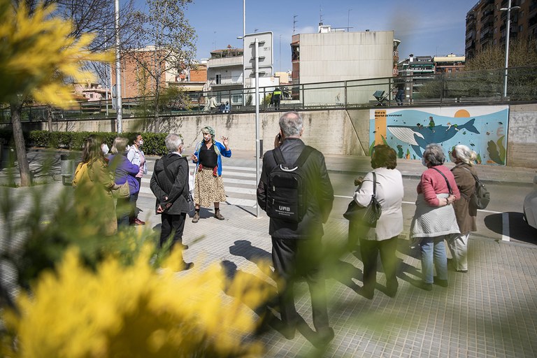 Ruta de l'Street Art amb gent gran (foto: Ajuntament de Rubí - Lali Puig)