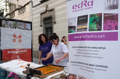 Estampació del domàs a càrrec d'edRa (foto: Ajuntament de Rubí).
