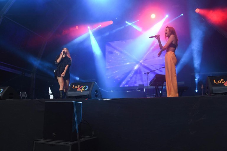 Belén Aguilera i Lola Índigo (foto: Ajuntament de Rubí – Localpres)