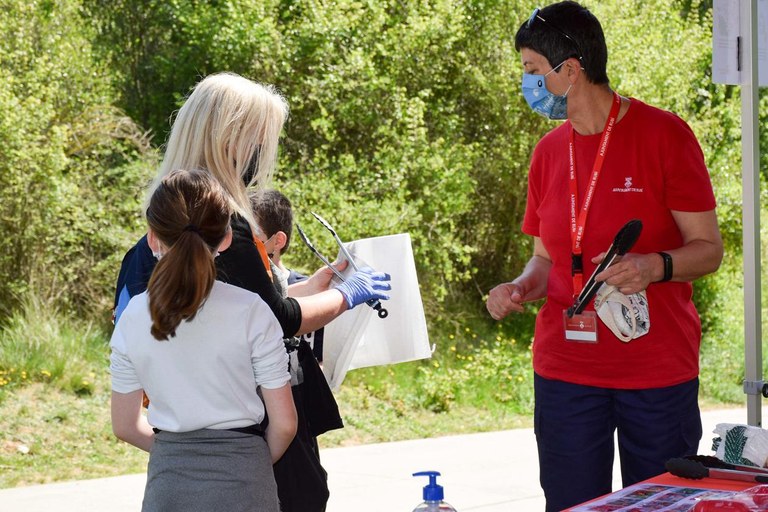 Les agents pel civisme han facilitat informació i els estris per fer la recollida (foto: Ajuntament de Rubí – Localpres)