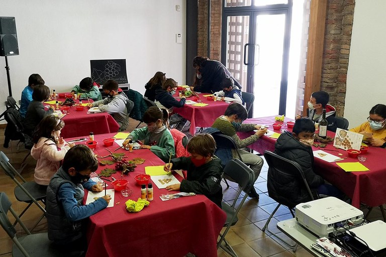'Fancy painting with wine'  workshop (photo: Ajuntament de Rubí)