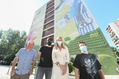 The mayor, the City Promotion councilor, the director of the Art School and the author of the mural in Plaça de la Constitució (photo: Rubí City Council - Localpres).