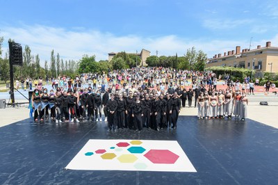 The three dance groups with the mayor at the amphitheatre at the castle (photo: Rubí City Council - Localpres).