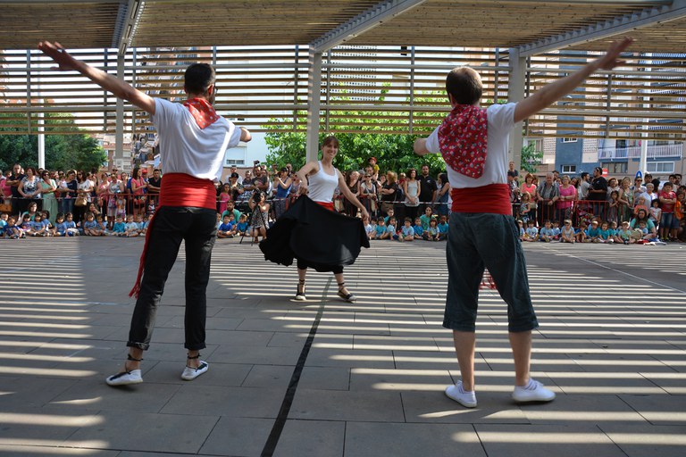 Monitores del Esbart Dansaire de Rubí, bailando 'Les Danses de Vilanova' (foto: Localpres)