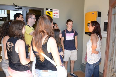 Técnicos del proyecto Rubí Brilla han mostrado a los estudiantes parte del sistema de fotovoltaica de la Masía de Can Serra (foto: Localpres).