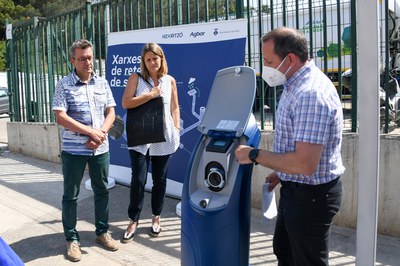 Medrano y Mercadé, atendiendo a las explicaciones del jefe de distribución de Agbar en Rubí (foto: Ayuntamiento de Rubí – Localpres).