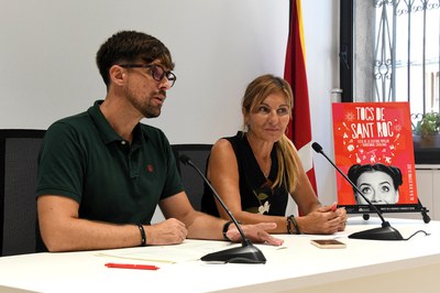 La alcaldesa y el concejal de Promoción y Dinamización Cultural, en la presentación de la programación de los Tocs de Sant Roc (foto: Ayuntamiento de Rubí – Localpres).