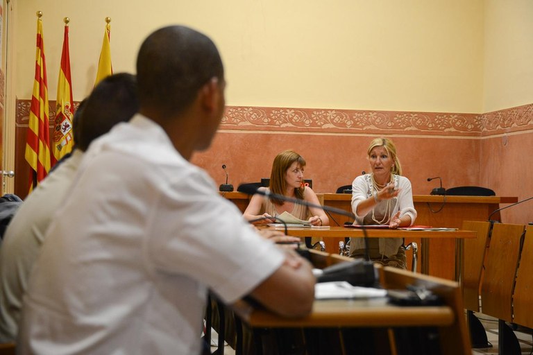 La alcaldesa, Ana María Martínez, y la concejala de Cooperación, Marta Garcia, han asistido al plenario extraordinario del Consejo Municipal de Cooperación (foto: Localpres)