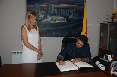 Orozco también ha firmado el libro de honor del consistorio (foto: Localpres)